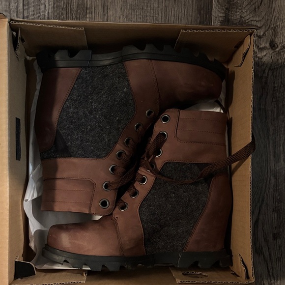 Sorel Shoes - Sorel Joan of Arctic Wedge III Lace Up  - Brown and Grey - Size 7.5